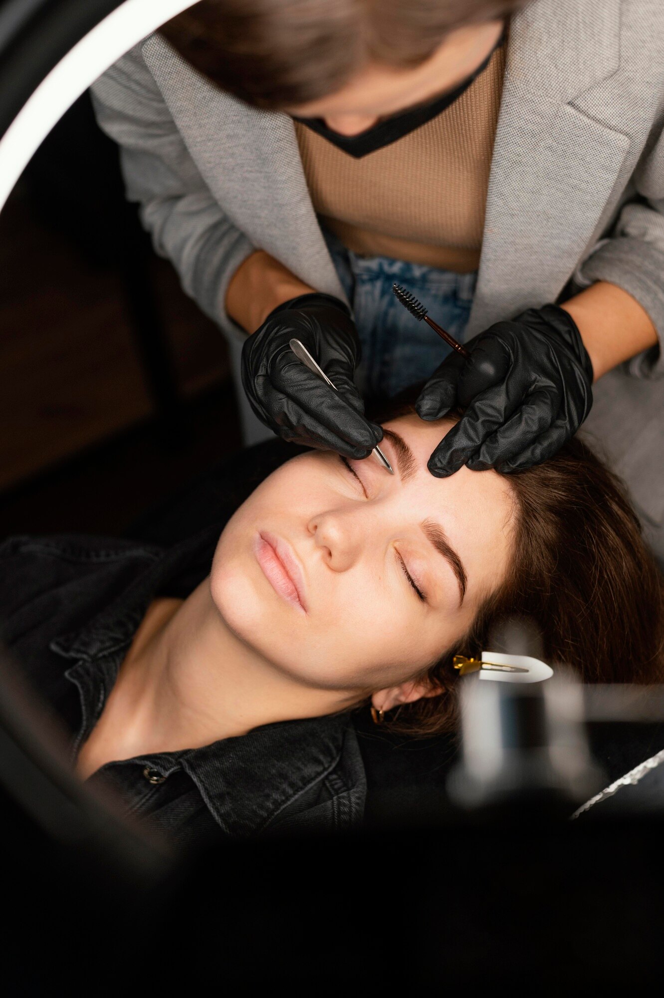 vista superior medico femenino que realiza tratamiento cejas mujer 23 2148846014